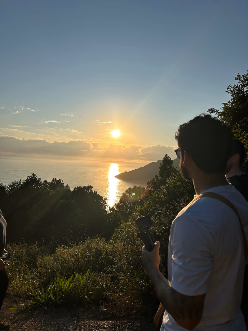 Renan contemplando o pôr do sol na praia — a essência do estilo de vida Naturerota